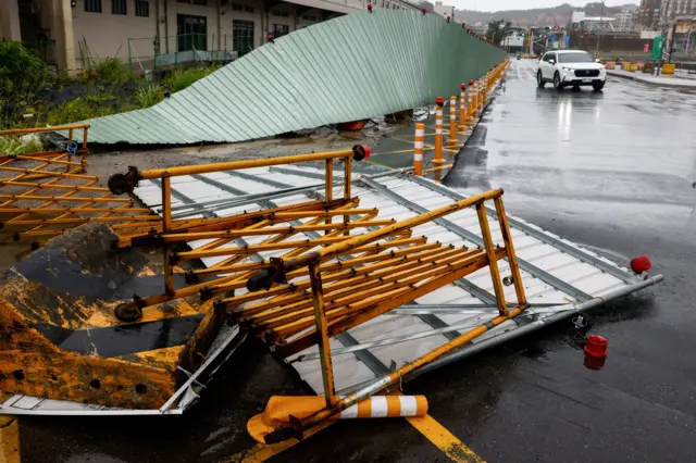 颱風「巴威」逼近台灣北部，強風吹倒基隆一處施工圍籬散落在道路上（11/7/2026）