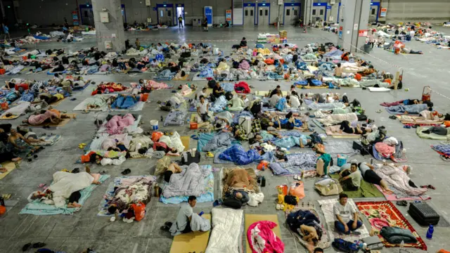 建築工人在溫州國際會展中心內避難（10/7/2026）