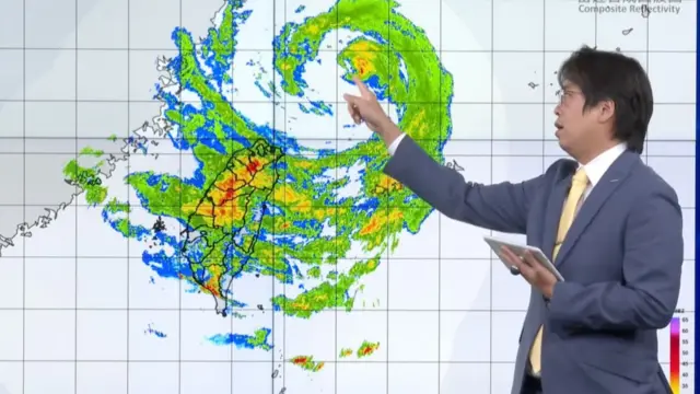 氣象署科長林伯東指出巴威颱風目前位於台灣北部海面。