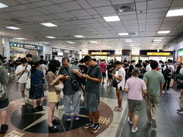 颱風天大批人潮於北車打寶可夢。