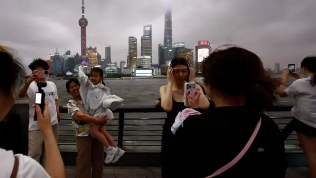 上海市民在外灘朝陸家嘴金融區拍照紀錄颱風巴威逼近情況（中新社圖片11/7/2026）