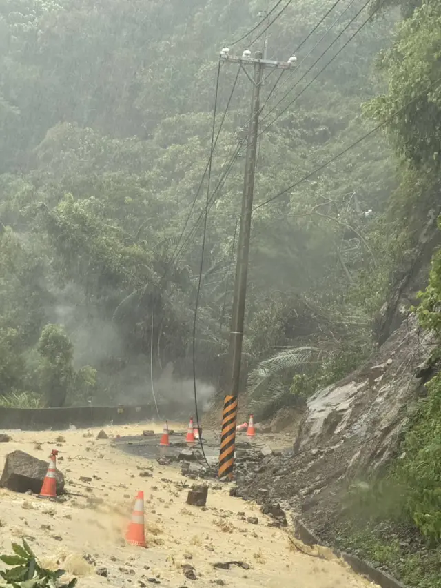 有民眾回報，苗栗有道路大面積坍方且電線中斷。