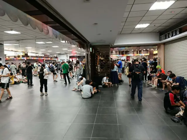 颱風天大批人潮於北車打寶可夢。