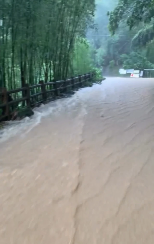 有民眾回報，苗栗有道路淹積水災情。
