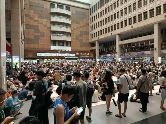 颱風天大批人潮於北車打寶可夢,北車廣場擠滿了人。