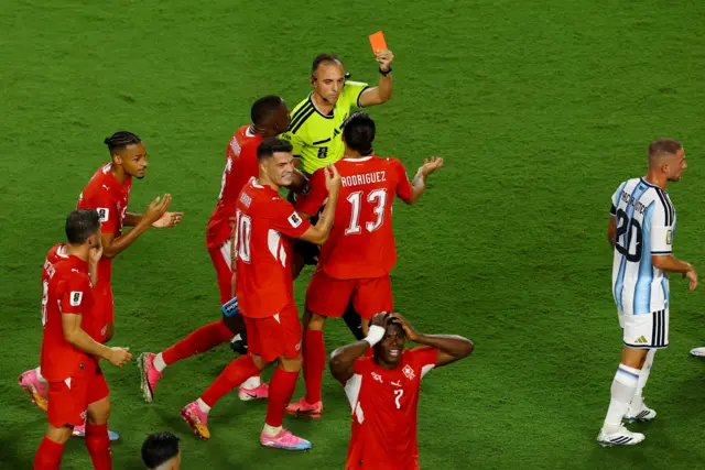 تعرض المهاجم السويسري إمبولو للطرد في مباراة الأرجنتين في كأس العالم 2026