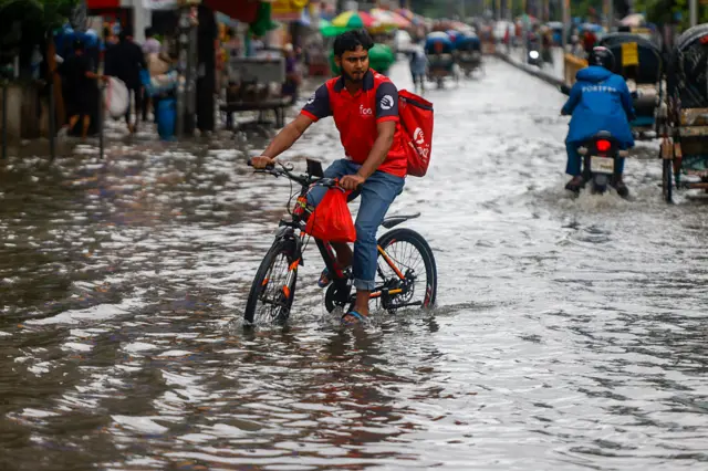 অনলাইন অর্ডার ডেলিভারিও বাধাগ্রস্ত হচ্ছে টানা বৃষ্টি আর জলাবদ্ধতার কারণে