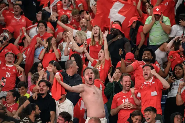 Hinchas suizos celebran