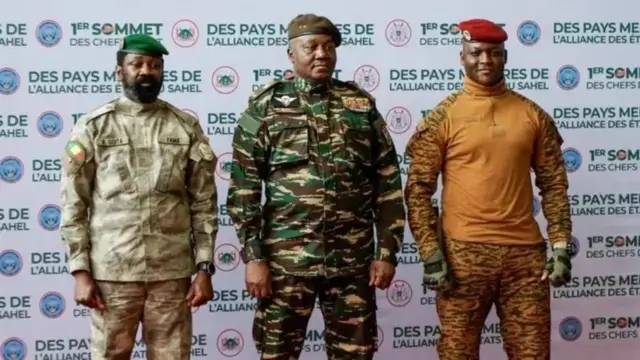 Dalalkan waxaa maamula hogaamiyayaal militari ah