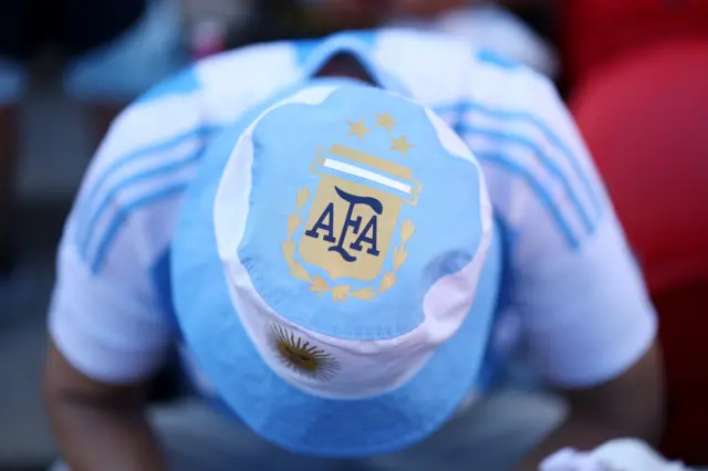 مشجع أرجنتيني يرتدي قبعة عليها شعار المنتخب