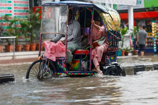 সকাল থেকে প্রবল বৃষ্টি আর জলাবদ্ধতার কারণে ঢাকায় কাজে যাওয়াার পথে ভোগান্তিতে পড়েন বহু মানুষ