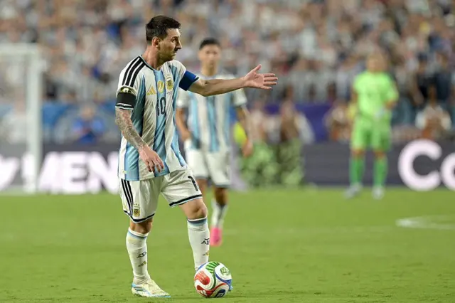 Lionel Messi reacciona