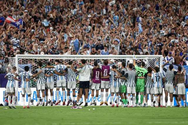 Jugadores celebran con los hinchas