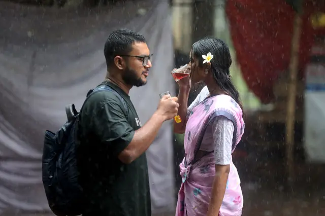 বৃষ্টিতে ভিজে চা খাচ্ছেন দুই শিক্ষার্থী