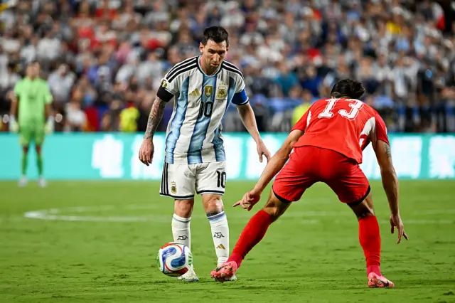 Messi conduce el balón