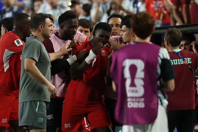 Breel Embolo sale llorando del campo