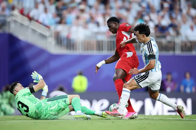 Breel Embolo intenta un remate