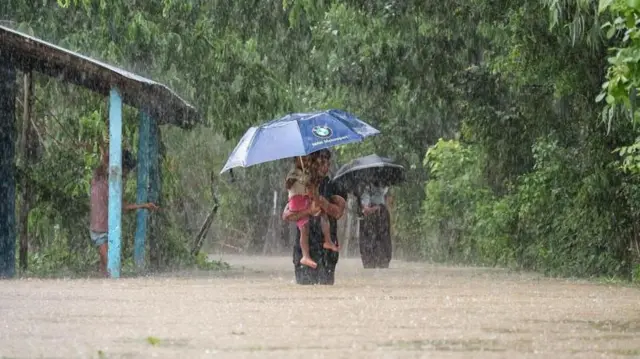 গত কয়েকদিন ধরেই থেমে থেমে বৃষ্টি হচ্ছে