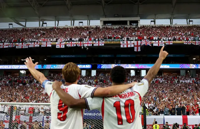 Harry Kane y Jude Bellingham celebran con sus hinchas en Miami