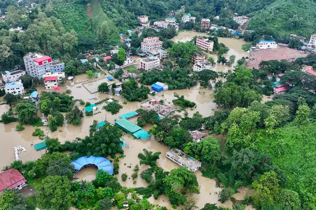 টানা বৃষ্টিতে বান্দরবন শহরে দেখা দিয়েছে জলাবদ্ধতা