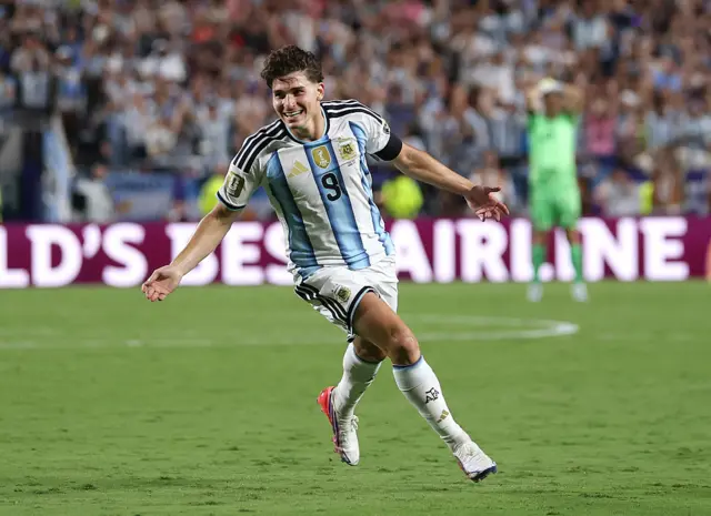 Julián Álvarez celebra su gol