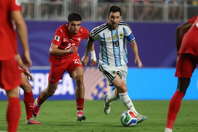 Messi conduce el balón
