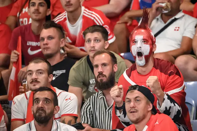 Hinchas suizos celebran