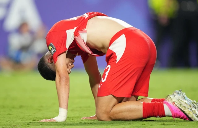 Un jugador suizo se lamenta en el campo