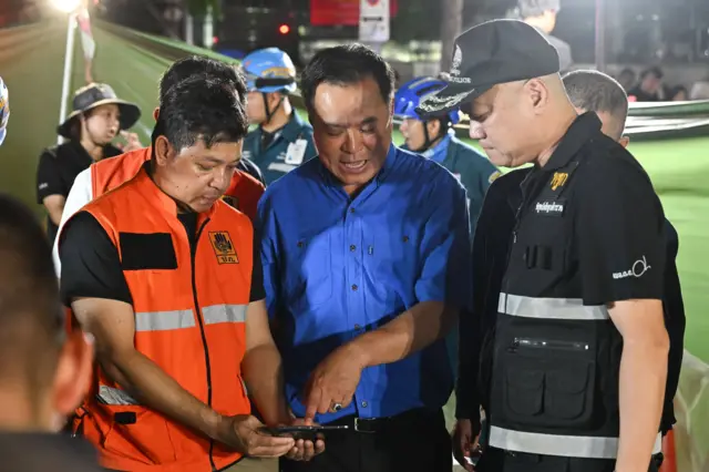 မီး‌လောင်တဲ့နေရာကို ဝန်ကြီးချုပ်အနုတင်သွားရောက်ကြည့်ရှု