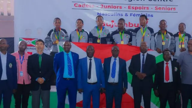 Abakinnyi b'ikipe y'igihugu ya karate y'u Burundi bahagaze inyuma hejuru y'abandi bagabo biganjemo abambaye amakositimu na karuvati. Abakinnyi b'u Burundi bambaye imidali mu ijosi ndetse bambaye amajaketi ariho ibendera rito ry'u Burundi