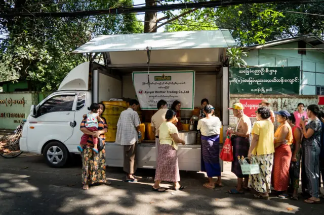 ရန်ကုန်၊ ဗဟန်းမြို့နယ်က ရပ်ကွက်တစ်ခုမှာ စားသုံးဆီရောင်းချနေတဲ့မြင်ကွင်း (ပုံဟောင်း)