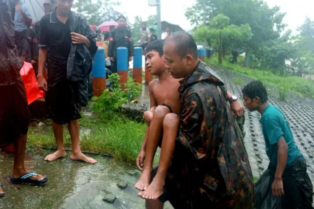 ဘူးသီးတောင်ဒေသထဲ ရေဘေးသင့်ရွာတစ်ခုက ကလေးငယ်တစ်ဦးကို ကယ်ဆယ်လာတဲ့မြင်ကွင်း