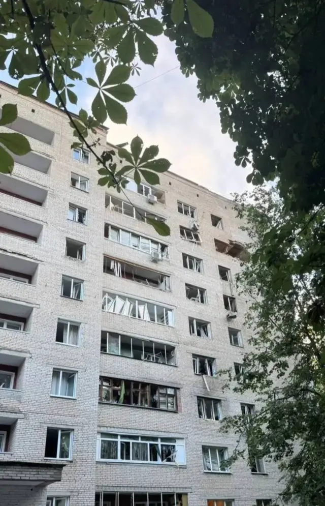 В Солнечногорске после попадания БПЛА в многоквартирный жилой дом пострадали два человека, сообщал губернатор Подмосковья
