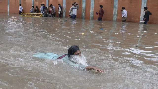 বৃষ্টিতে ঢাকার সড়কের চিত্র, ছবিটি ১২ই জুলাই, ২০২৬ তারিখের।