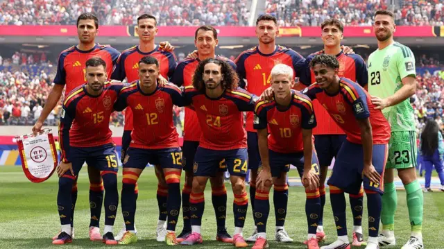 Los 11 de España posando previo a un partido