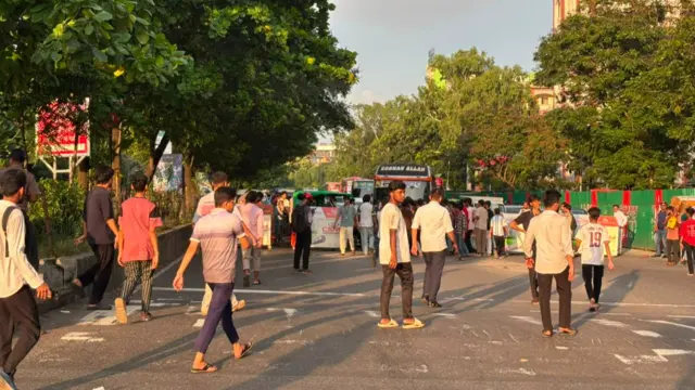 সায়েন্সল্যাব থেকে সংসদ ভবনের পাশে বিক্ষোভকারীরা