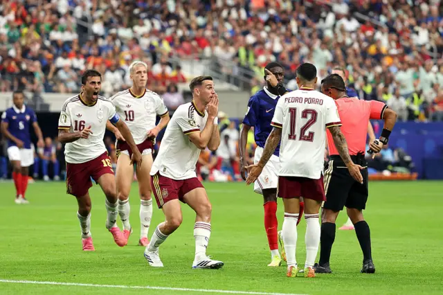 Fabian Ruiz (nº 8), da Espanha, discute uma decisão com o árbitro Ivan Barton durante a semifinal da Copa do Mundo da FIFA 2026 entre França e Espanha, no Dallas Stadium, em 14 de julho de 2026, em Arlington, Texas. (Foto de Florencia Tan Jun/Getty Images)