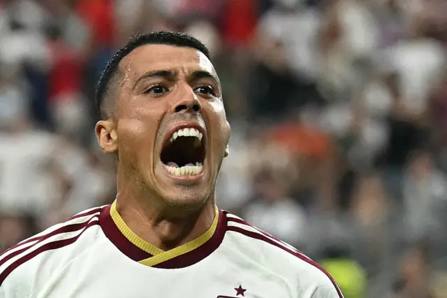 Pedro Porro comemora o segundo gol de sua equipe durante a partida da semifinal da Copa do Mundo de 2026 entre França e Espanha, no Dallas Stadium, em Arlington, em 14 de julho de 2026.