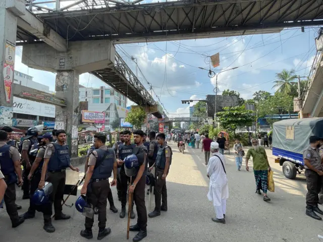 সাইন্সল্যাবে মোতায়েন করা হয়েছে আইনশৃঙ্খলা রক্ষাকারী বাহিনী।
