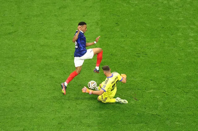 Unai Simón corta un balón