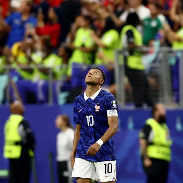 Mbapee olha para cima na semifinal entre França e Espanha