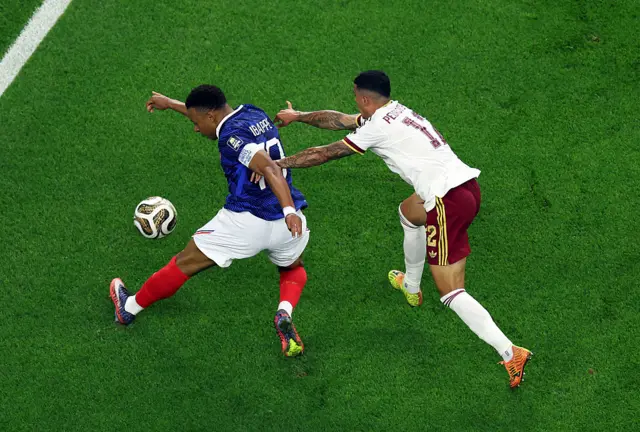 Kylian Mbappé (nº 10), da França, finaliza e desperdiça uma chance contra Pedro Porro (nº 12), da Espanha, durante a semifinal da Copa do Mundo da FIFA 2026 entre França e Espanha, no Dallas Stadium, em 14 de julho de 2026, em Arlington, Texas.