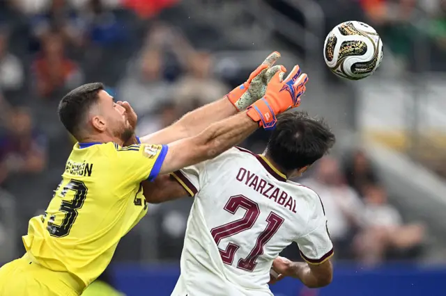 O goleiro da Espanha, Unai Simón (nº 23), salta para fazer uma defesa ao lado do atacante espanhol Mikel Oyarzabal (nº 21) durante a partida da semifinal da Copa do Mundo de 2026 entre França e Espanha, no Dallas Stadium, em Arlington, em 14 de julho de 2026. (Foto de MAURO PIMENTEL / AFP via Getty Images)