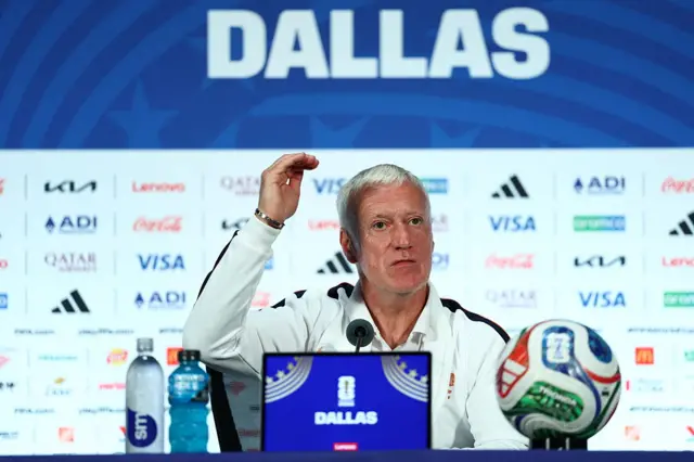 El seleccionador francés Didier Deschamps en rueda de prensa