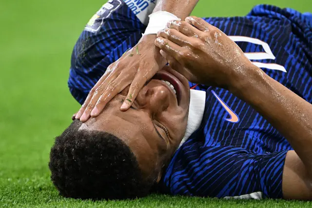 Kylian Mbappé reage após uma falta durante a partida da semifinal da Copa do Mundo de 2026 entre França e Espanha, no Dallas Stadium, em Arlington, em 14 de julho de 2026. (Foto de MAURO PIMENTEL / AFP via Getty Images)