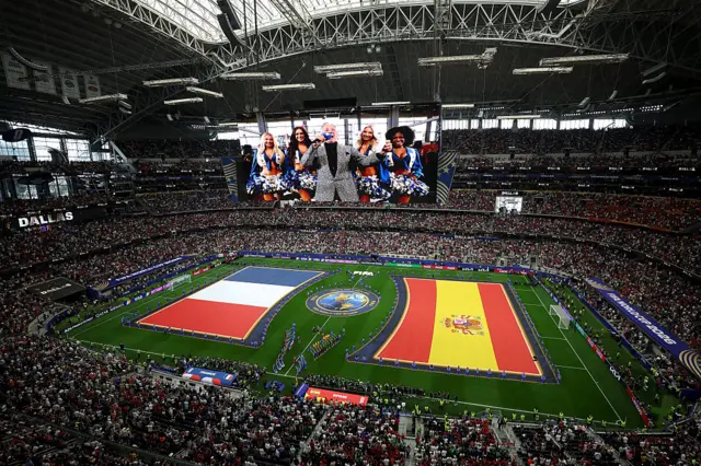El estadio con las banderas