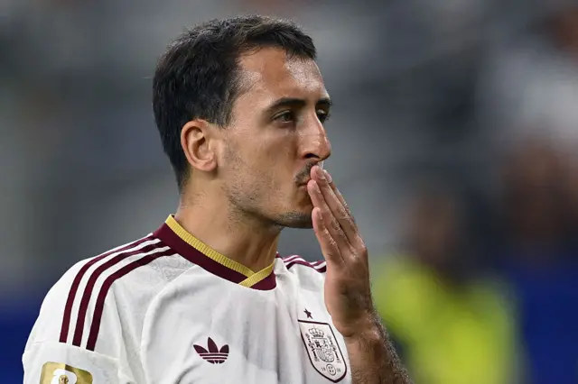 Mikel Oyarzabal mandando beijo