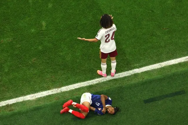 Cucurella reclamando no campo e jogador da França caído após falta
