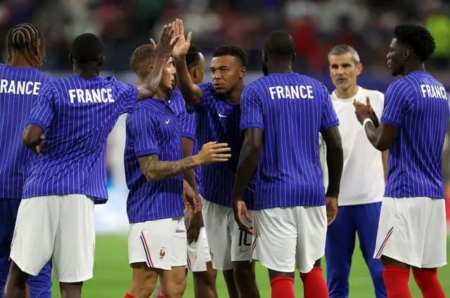 Kylian Mbappé e a França aquecem antes da seminfinal contra Espanha