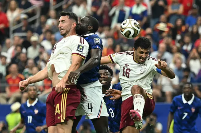 (Da esquerda para a direita) O zagueiro espanhol nº 14 Aymeric Laporte, o zagueiro francês nº 04 Dayot Upamecano, o meio-campista francês nº 08 Aurélien Tchouaméni e o meio-campista espanhol nº 16 Rodri saltam para disputar uma bola de cabeça durante a semifinal da Copa do Mundo de 2026 entre França e Espanha, no Dallas Stadium, em Arlington, em 14 de julho de 2026. (Foto de Paul ELLIS / AFP via Getty Images)